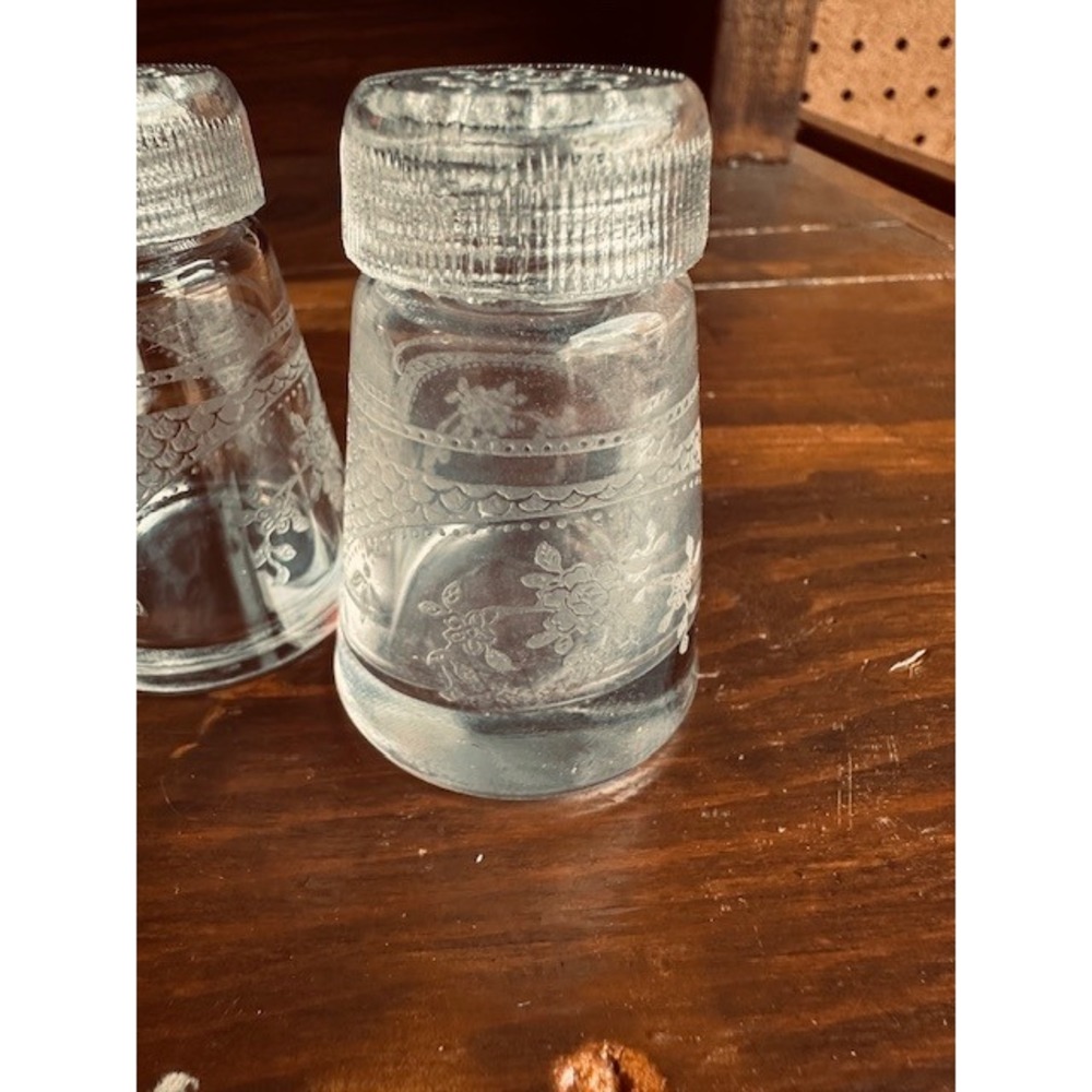 Vintage Etched Clear Glass Salt and Pepper Shakers Floral Lace Pattern Set of 2 - Picture 5 of 7